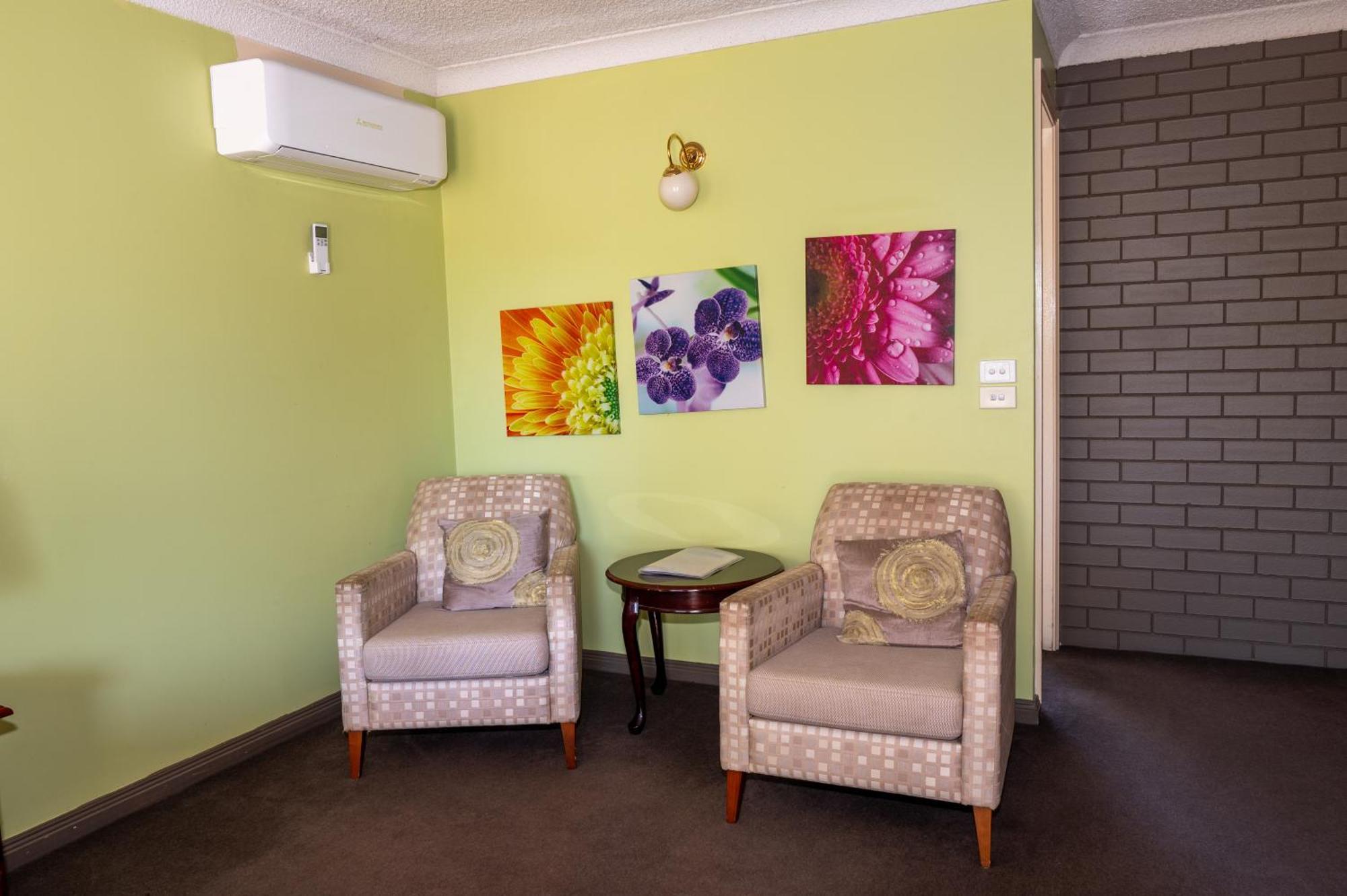 Tumut Valley Motel Pet Friendly Exteriör bild