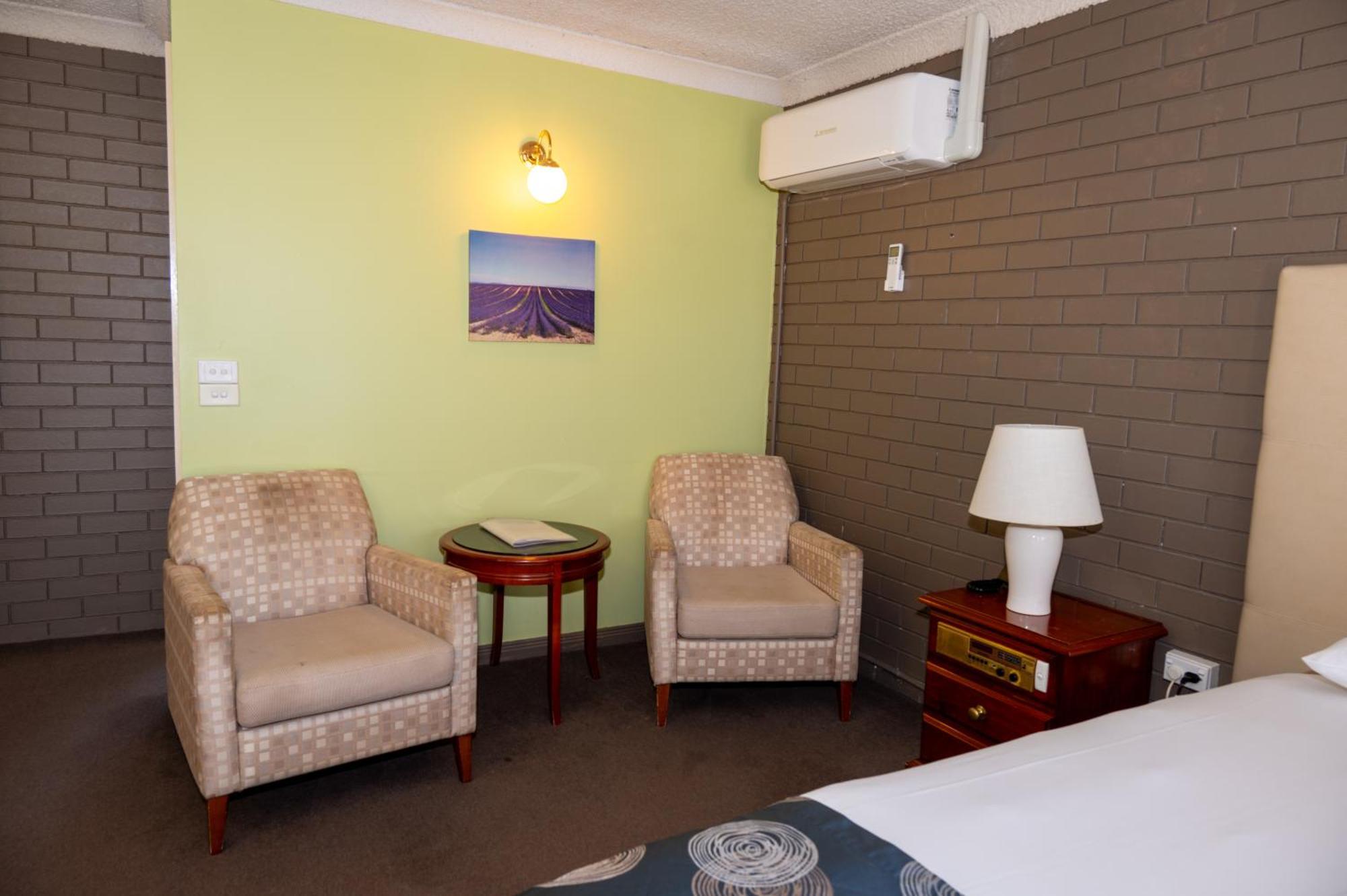 Tumut Valley Motel Pet Friendly Exteriör bild