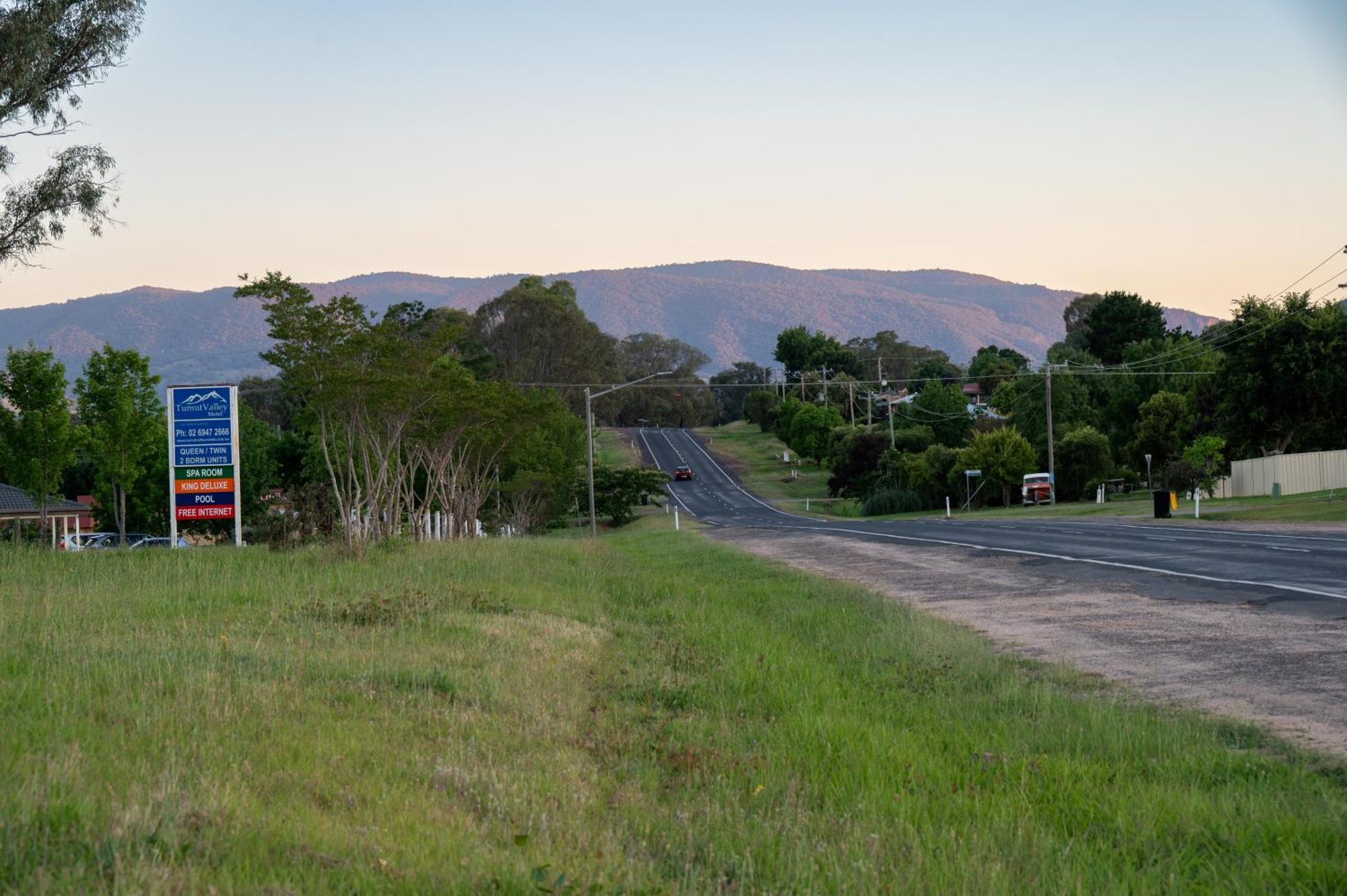 Tumut Valley Motel Pet Friendly Exteriör bild