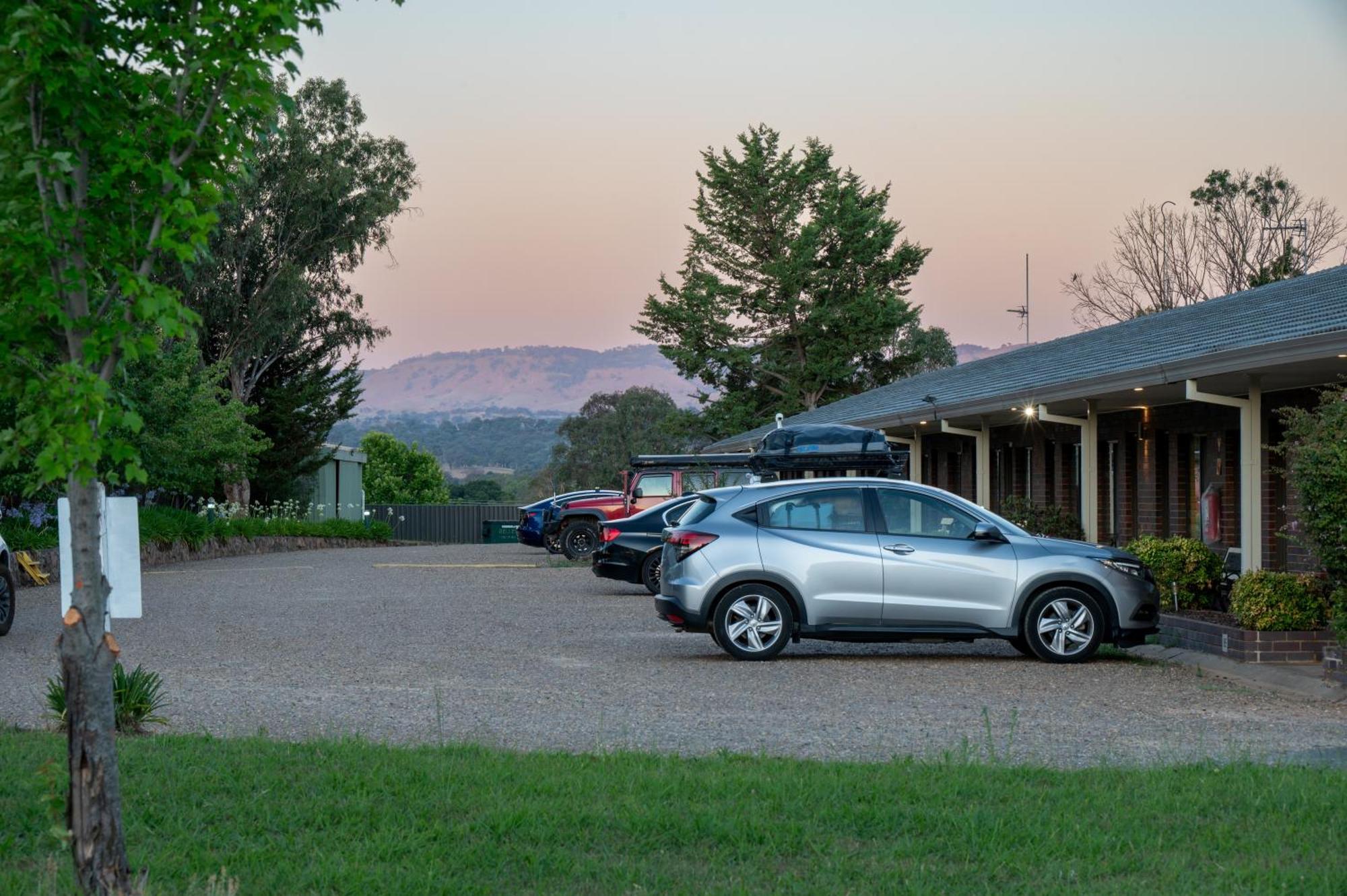 Tumut Valley Motel Pet Friendly Exteriör bild