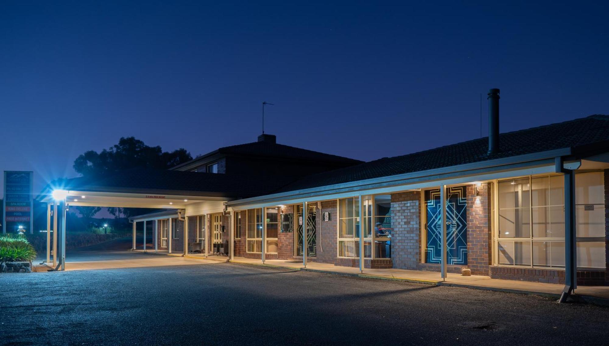 Tumut Valley Motel Pet Friendly Exteriör bild
