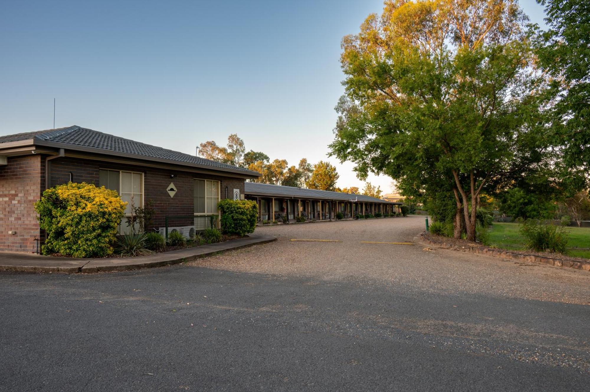 Tumut Valley Motel Pet Friendly Exteriör bild