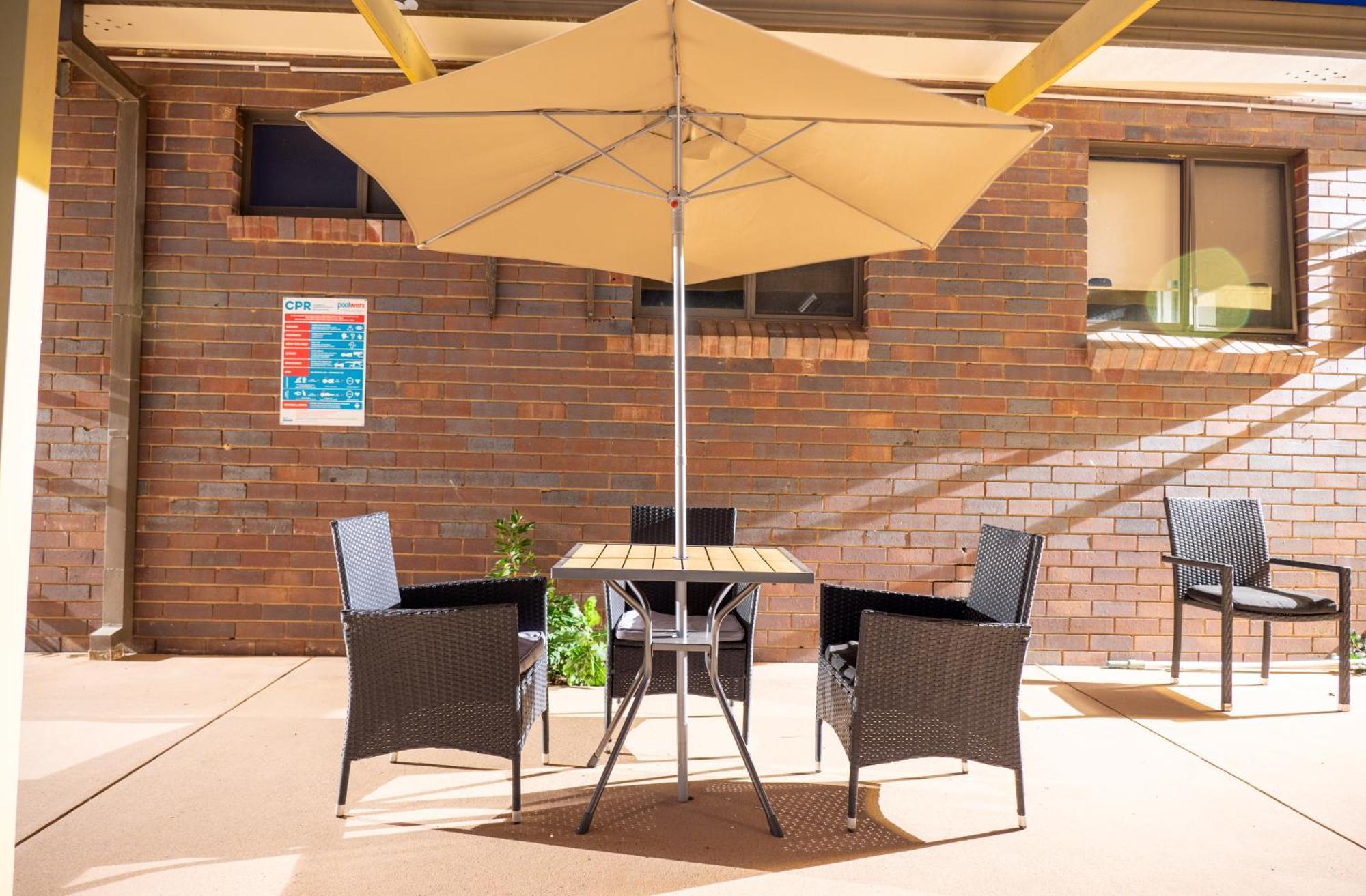 Tumut Valley Motel Pet Friendly Exteriör bild
