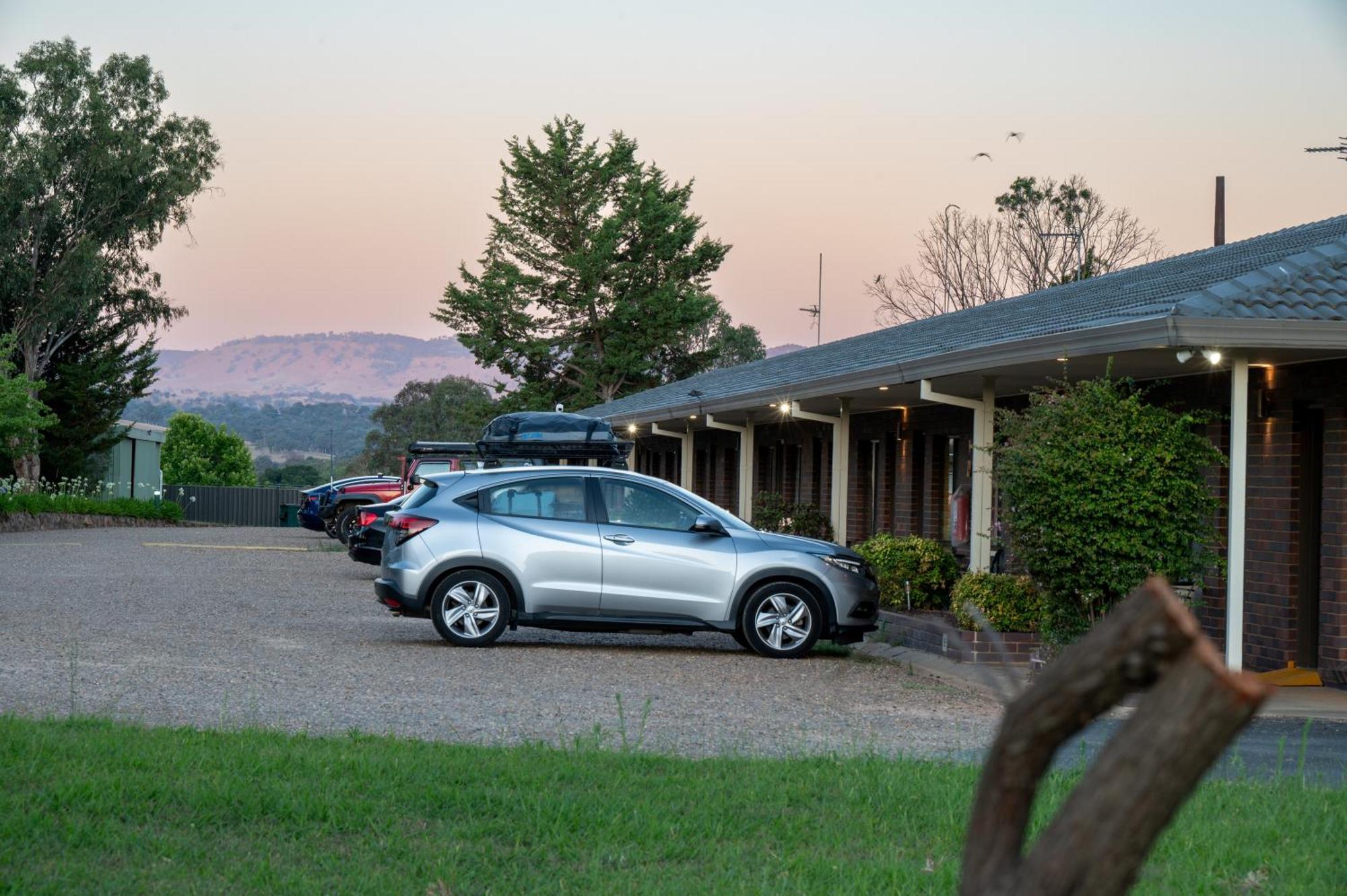 Tumut Valley Motel Pet Friendly Exteriör bild