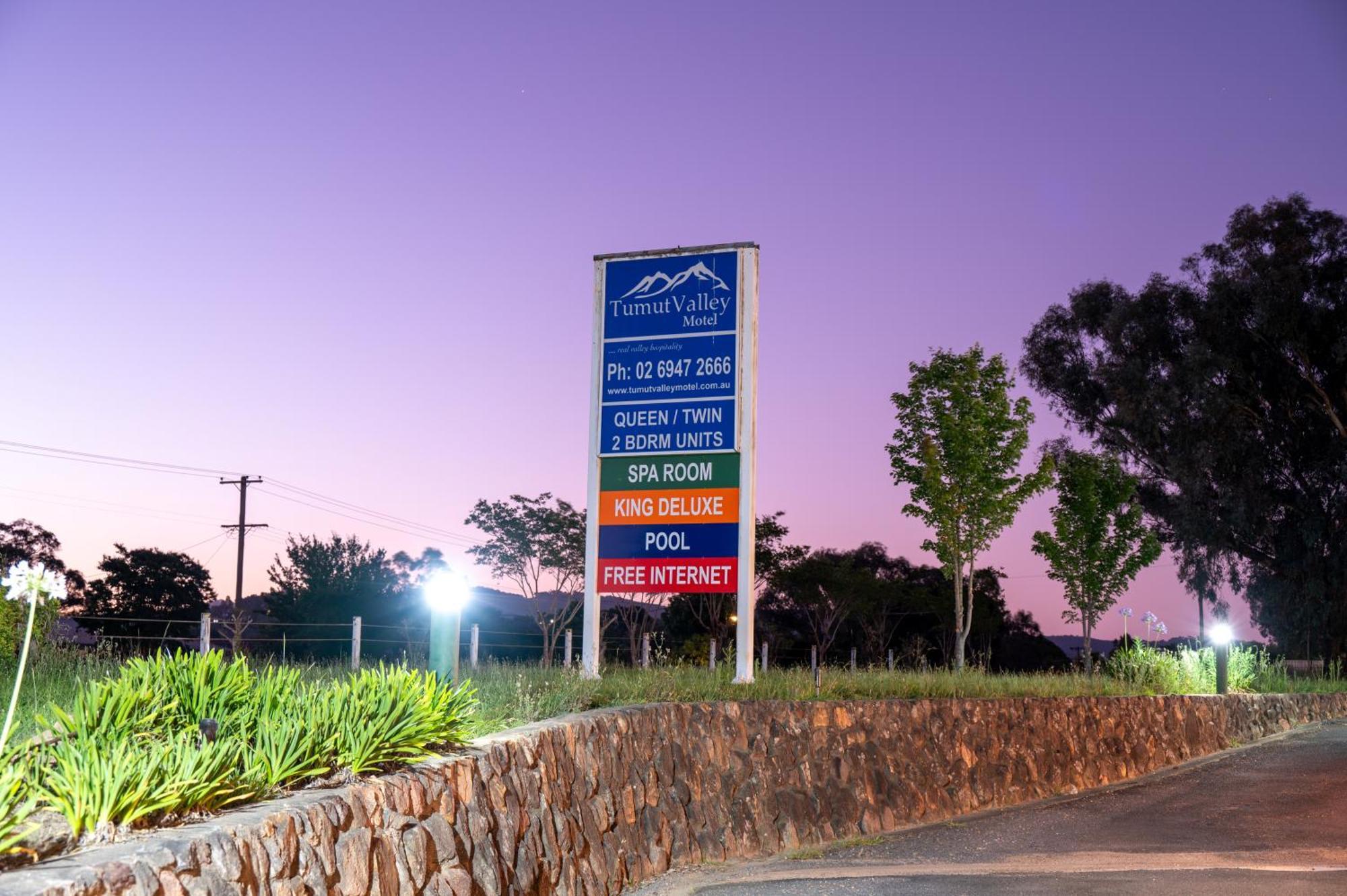 Tumut Valley Motel Pet Friendly Exteriör bild