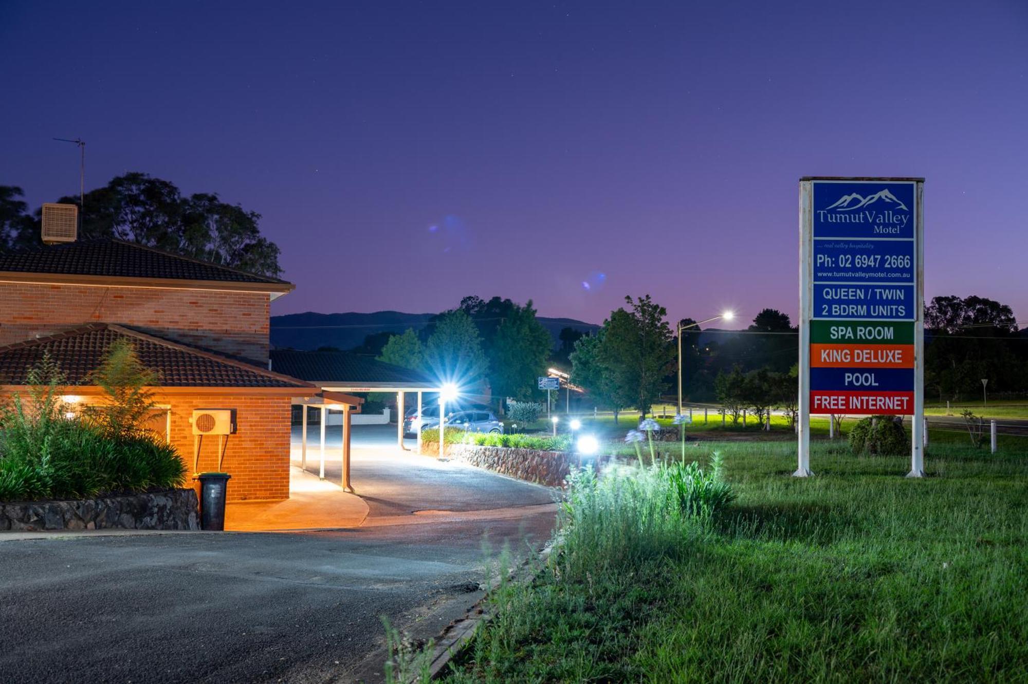 Tumut Valley Motel Pet Friendly Exteriör bild