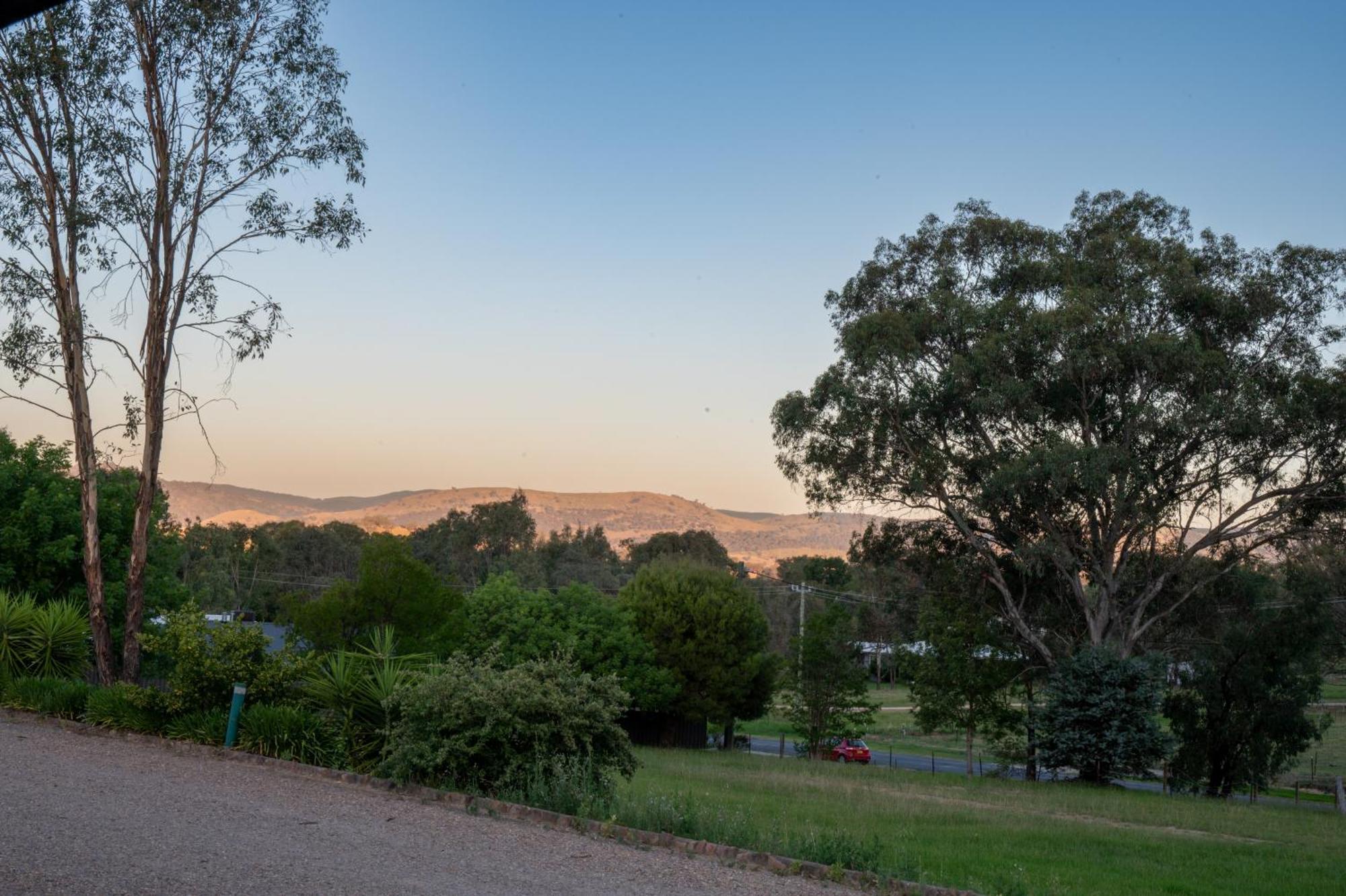 Tumut Valley Motel Pet Friendly Exteriör bild