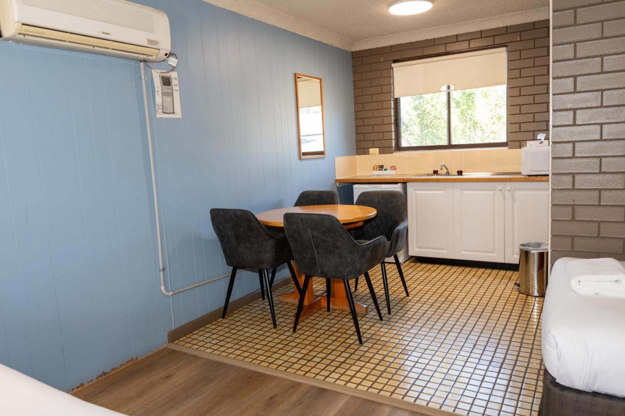 Tumut Valley Motel Pet Friendly Exteriör bild