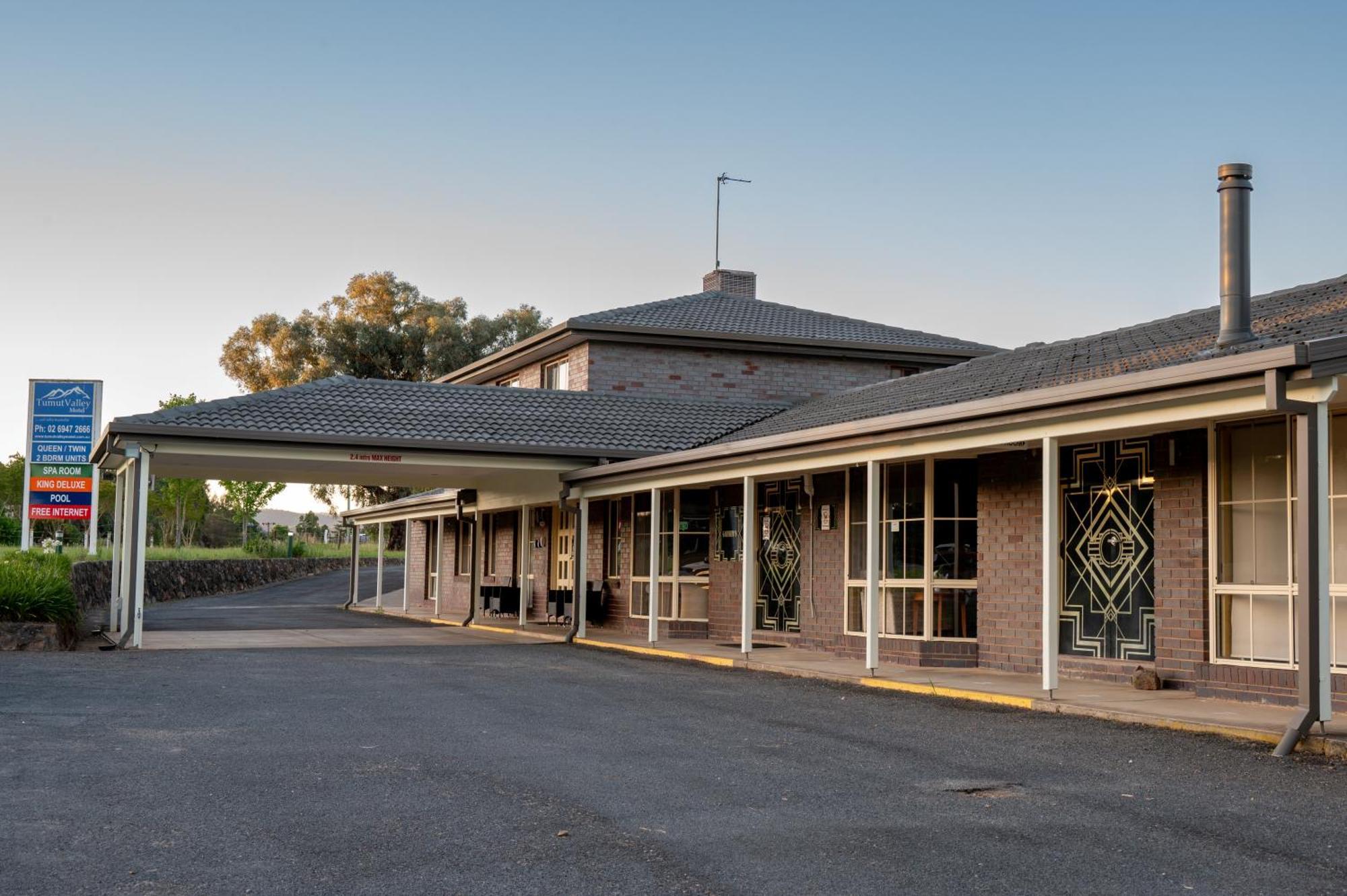 Tumut Valley Motel Pet Friendly Exteriör bild