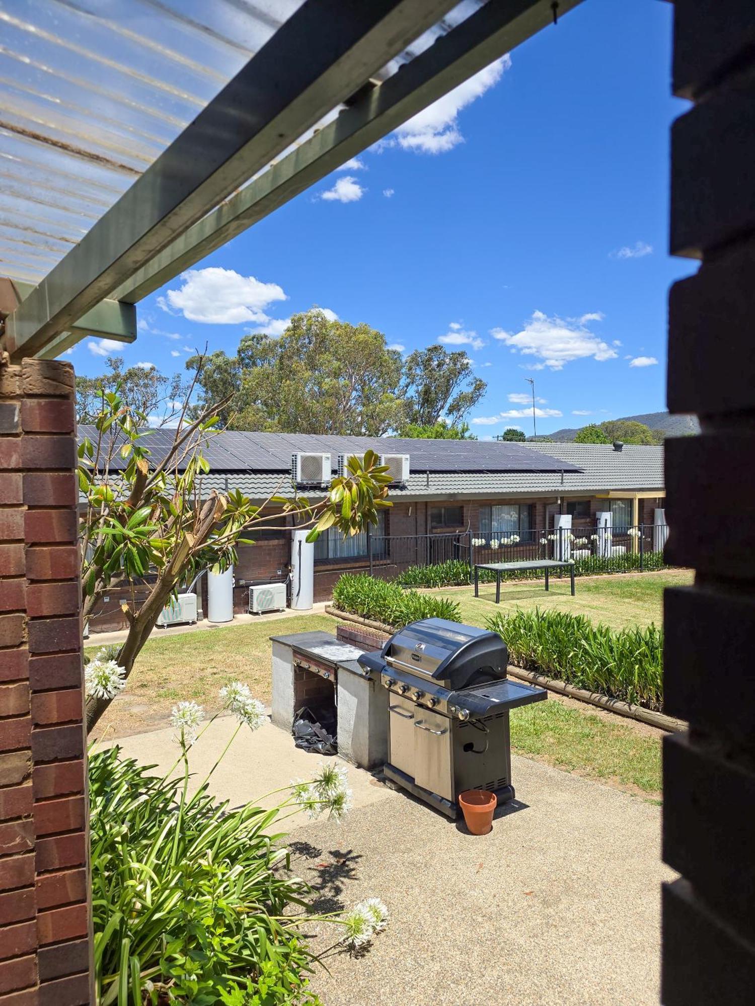 Tumut Valley Motel Pet Friendly Exteriör bild