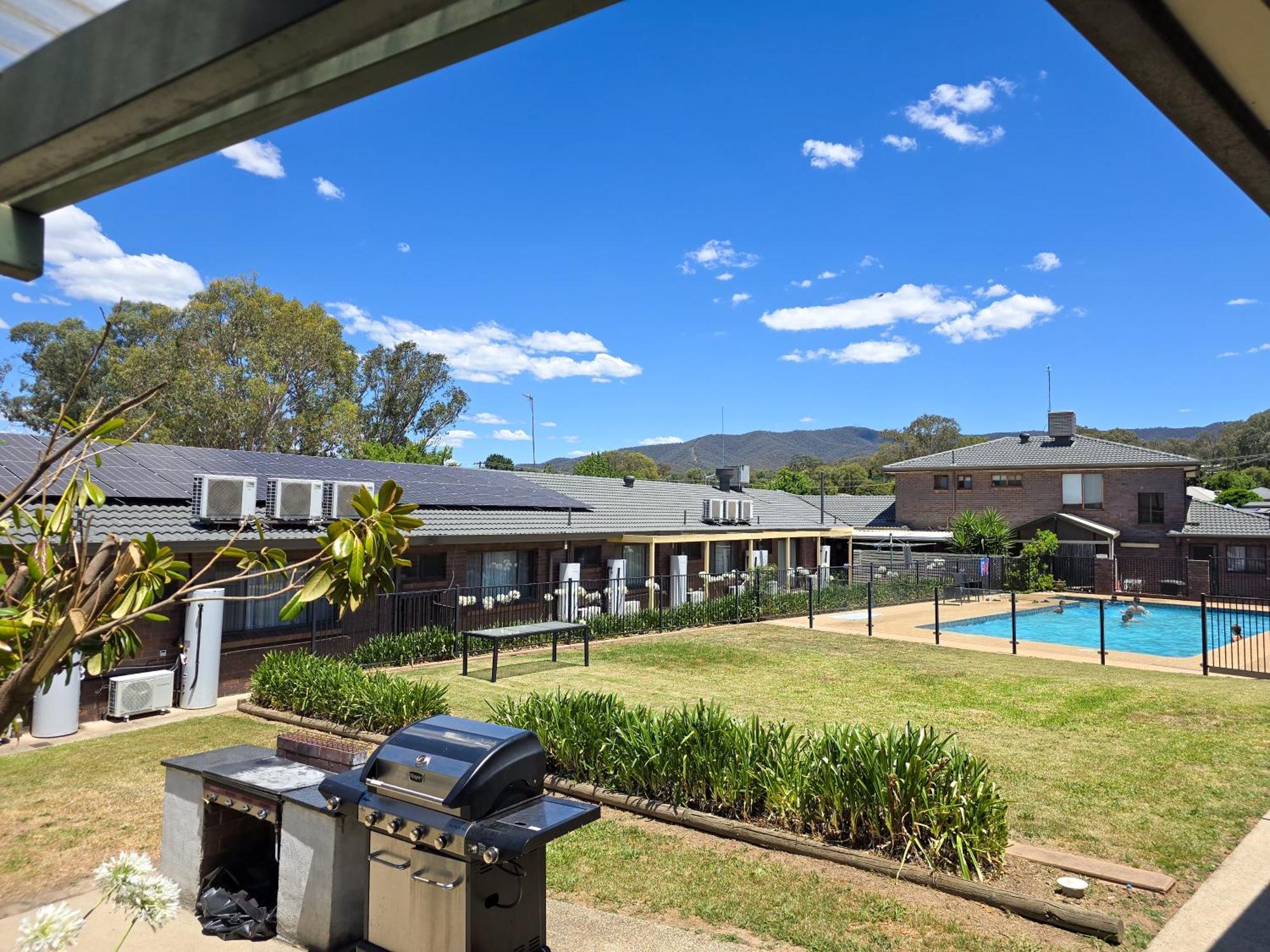 Tumut Valley Motel Pet Friendly Exteriör bild