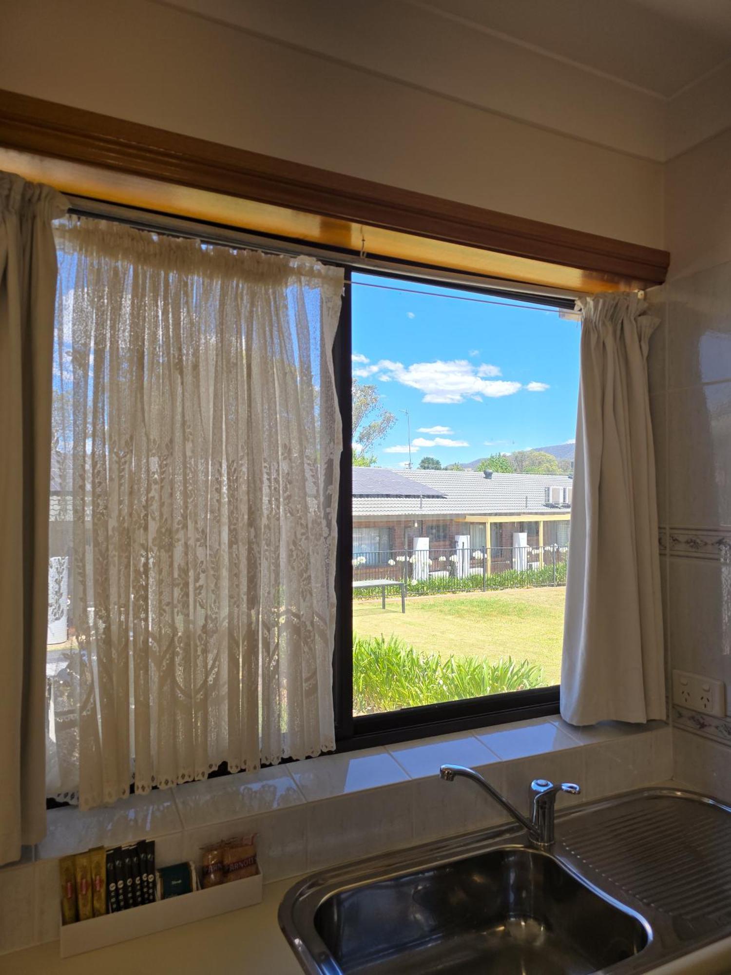 Tumut Valley Motel Pet Friendly Exteriör bild